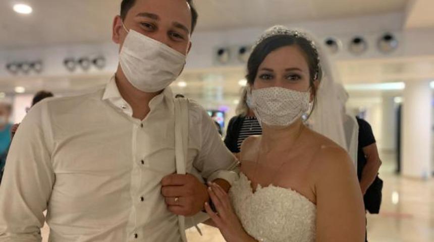 Almanya’dan gelinliğiyle Antalya uçağına bindi 