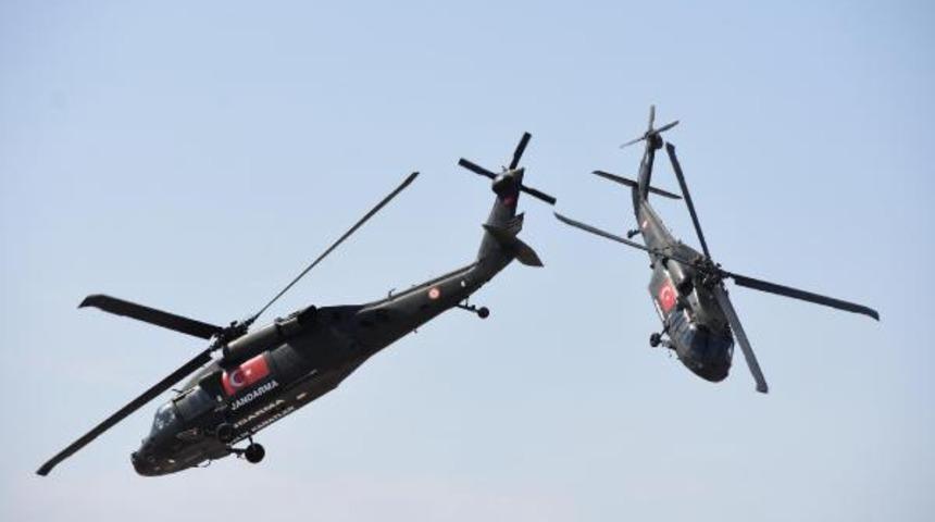 Eskişehir'de akrobasi pilotlarının gösterisi nefes kesti