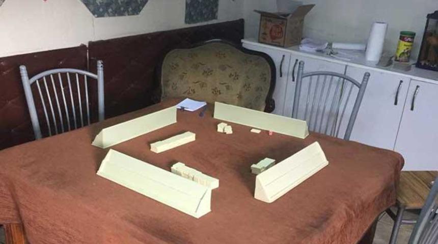 Kahveci yakalanmamak için evi oyun salonuna çevirmiş