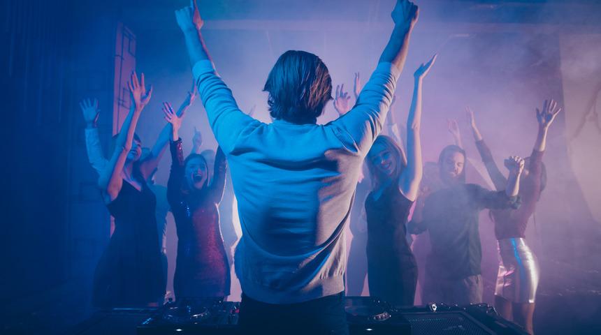 Koronavirüs hastası ev partisi düzenledi! Partiye katılan herkes pozitif