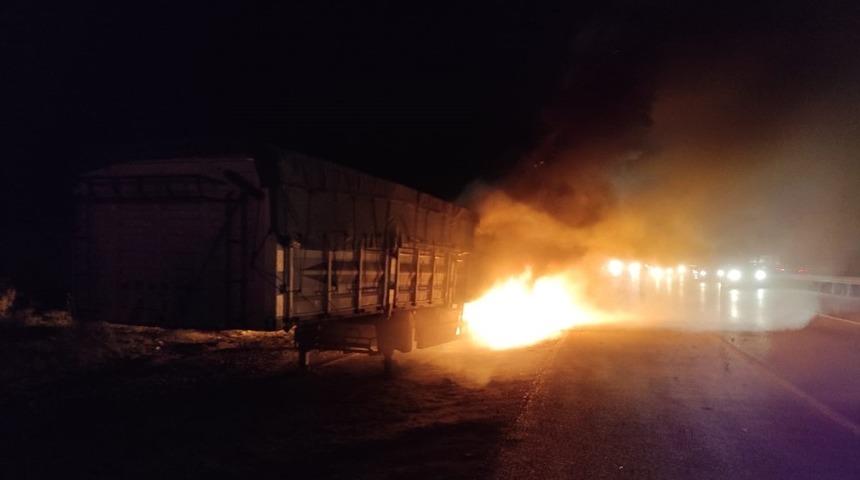 Kırıkkale'de seyir halindeki TIR'ın lastikleri alev alev yandı