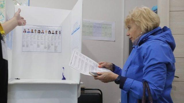 Koronavirüs salgını sebebiyle yığılmayı önlemek için Rusya'da ilk kez seçimler 3 güne yayıldı.