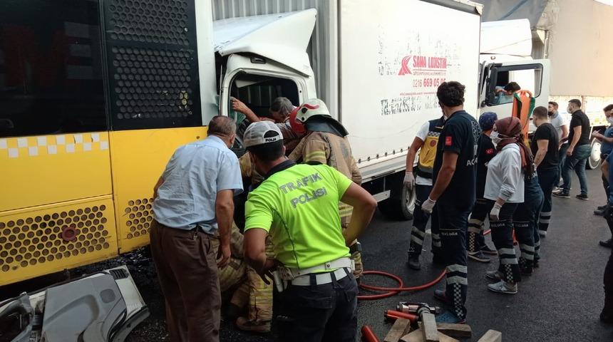 K&uuml;&ccedil;&uuml;k&ccedil;ekmece'de kamyonet İETT otob&uuml;s&uuml;ne &ccedil;arptı