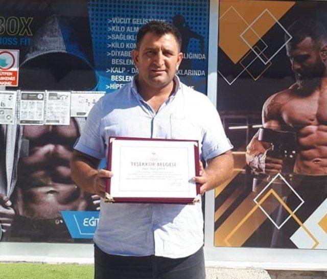 Engellilere ücretsiz spor salonuna teşekkür plaketi