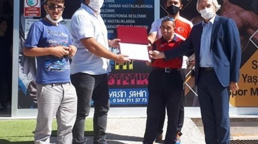 Engellilere ücretsiz spor salonuna teşekkür plaketi