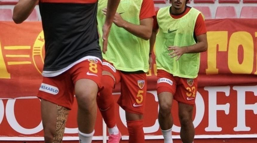 Kayserispor kaptanı Hasan H&uuml;seyin Acar: &ldquo;&Ccedil;ok mutluyuz&rdquo;