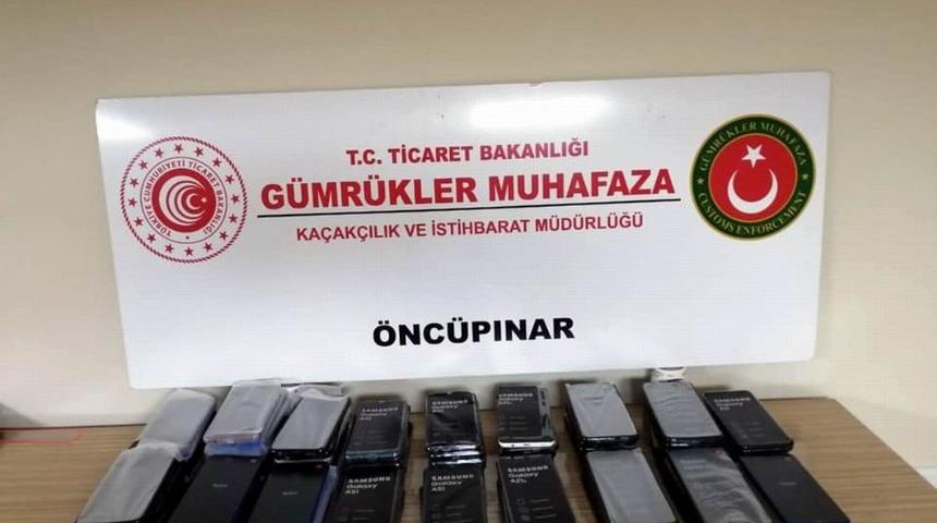 Sınırda 118 adet ka&ccedil;ak cep telefonu yakalandı