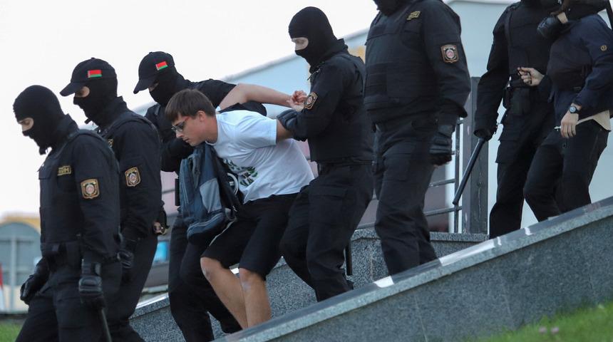 Belarus’taki protestolarda 400’ün üzerinde gözaltı
