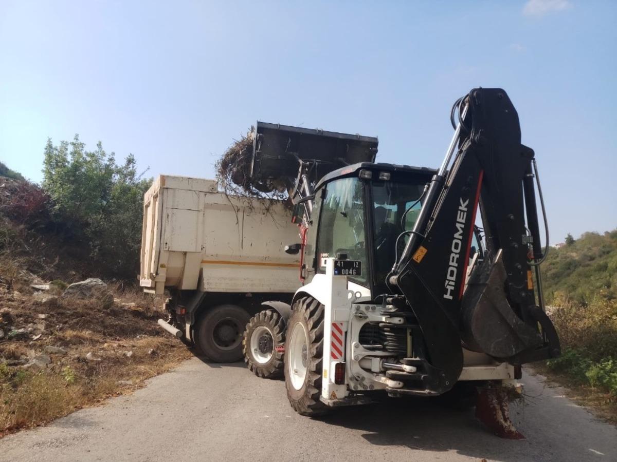 İzmit&rsquo;te ağa&ccedil;lık alana d&ouml;k&uuml;len atıklar kaldırılıyor