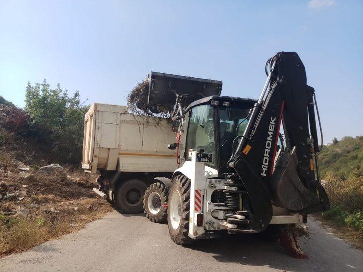 İzmit’te ağaçlık alana dökülen atıklar kaldırılıyor G1
