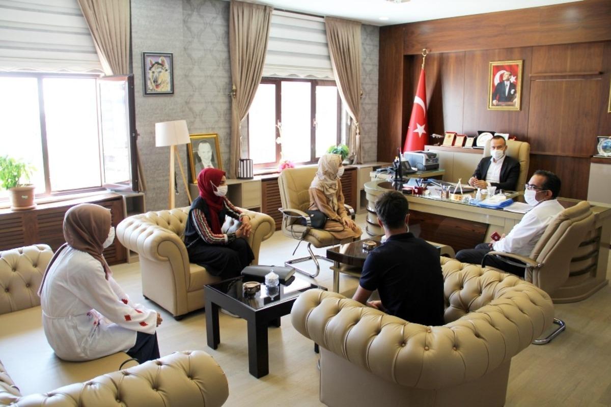 YKS sınavında başarılı olan &ouml;ğrencilerden Milli Eğitim M&uuml;d&uuml;r&uuml; Tekin&rsquo;e ziyaret