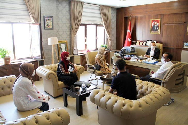 YKS sınavında başarılı olan öğrencilerden Milli Eğitim Müdürü Tekin’e ziyaret G1