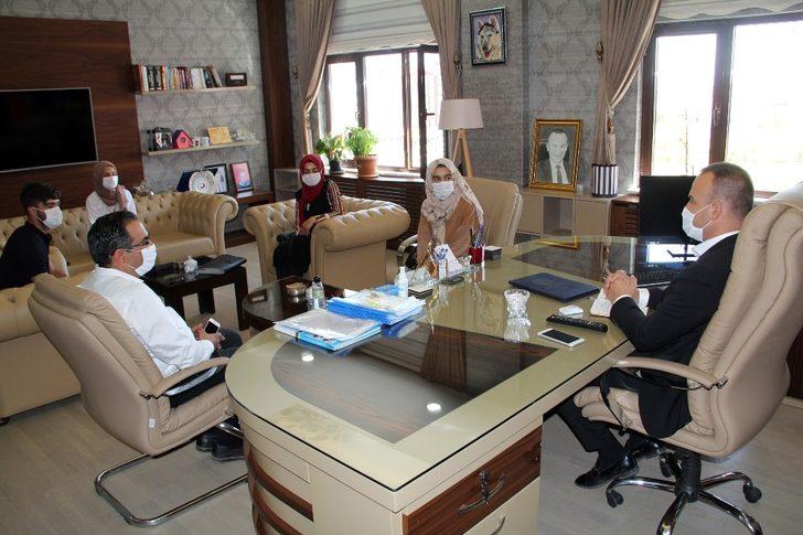 YKS sınavında başarılı olan öğrencilerden Milli Eğitim Müdürü Tekin’e ziyaret G2