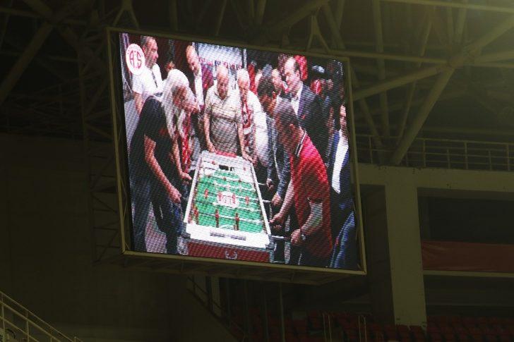 Antalyaspor, galibiyeti Başkan Böçek ve Taşgın’a armağan etti G1