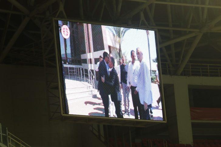 Antalyaspor, galibiyeti Başkan Böçek ve Taşgın’a armağan etti G3