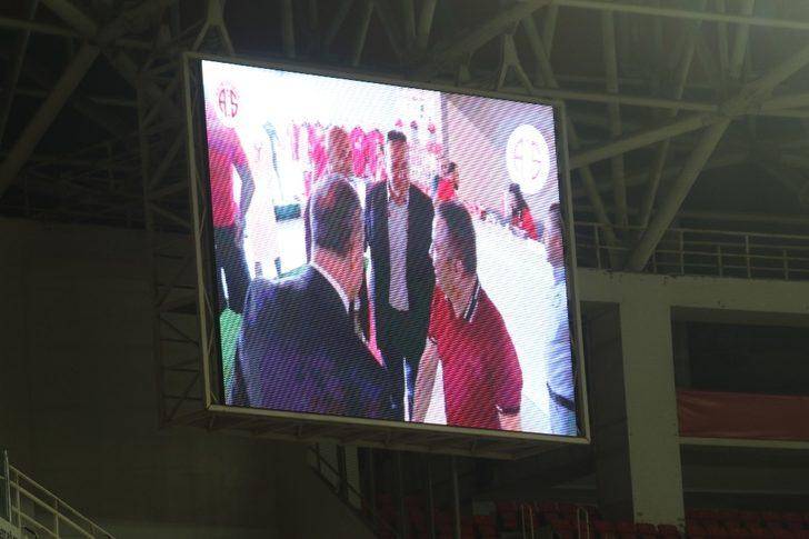 Antalyaspor, galibiyeti Başkan Böçek ve Taşgın’a armağan etti G4