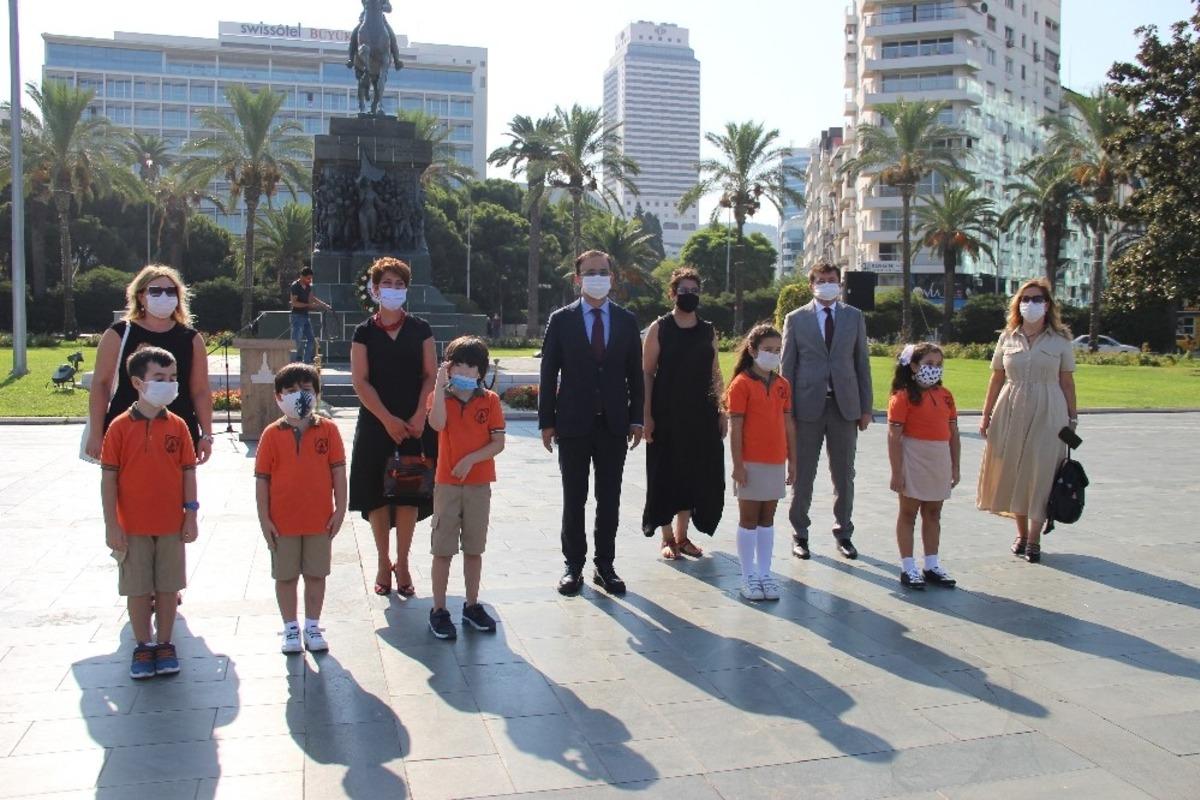 İzmir&rsquo;de yeni eğitim &ouml;ğretim yılı t&ouml;renle başladı