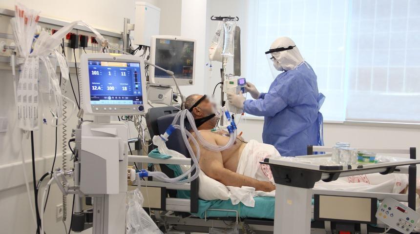 Koronavir&uuml;s&uuml; yenen hemşire anlattı: Sizden bulaşıp bir kişinin &ouml;ld&uuml;ğ&uuml;n&uuml; g&ouml;rmek...