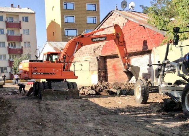 Ağrı Belediyesi kapalı olan yolu yıllar sonra açıyor