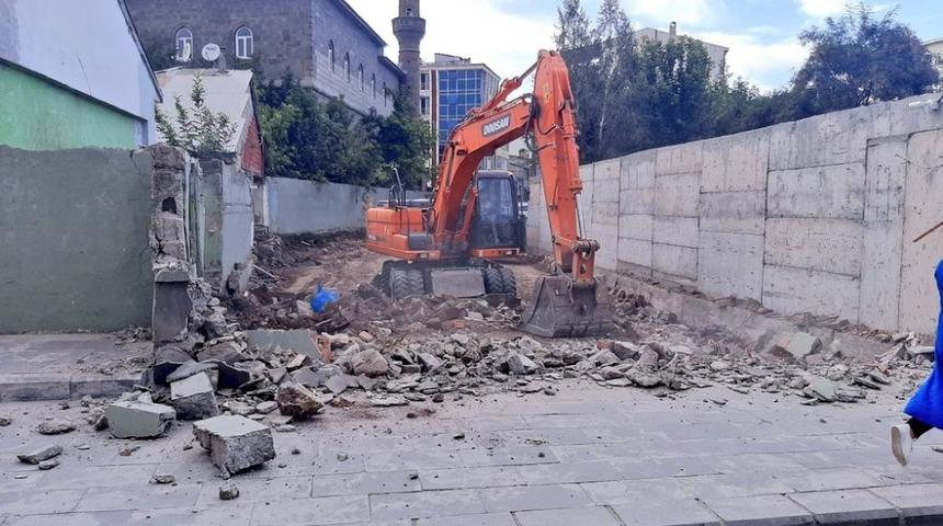 Ağrı Belediyesi kapalı olan yolu yıllar sonra a&ccedil;ıyor