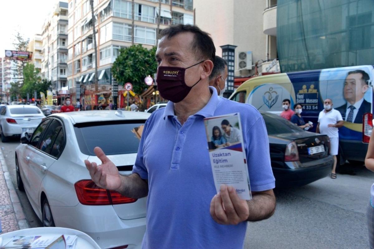 Başkan &Ouml;zyiğit, vatandaşlara uzaktan eğitim kitap&ccedil;ığı dağıttı