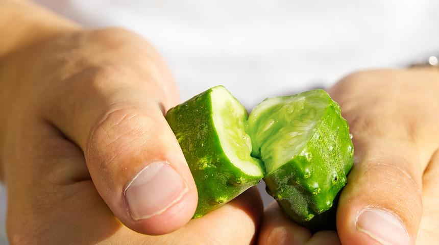 Yarım kalan salatalığı &ccedil;&ouml;pe atmayın! Y&uuml;zeyleri ışıl ışıl yapıyor...