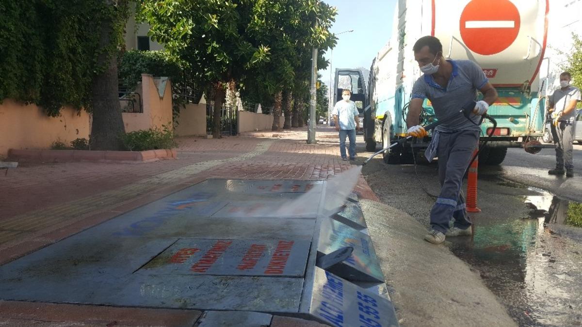 Konyaaltı&rsquo;nda konteynerler dezenfekte ediliyor