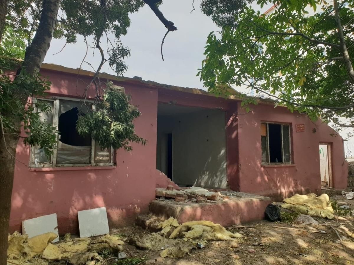 Bing&ouml;l&rsquo;de metruk yapı yıkıldı