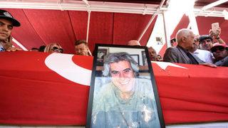 Tarık Akan sevgi seliyle uğurlandı