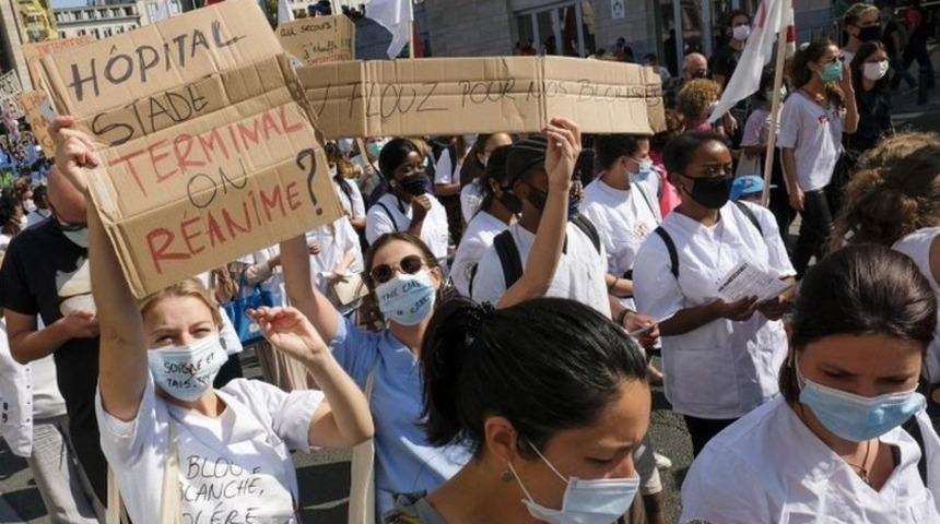 Koronavir&uuml;s: Bel&ccedil;ika'da sağlık &ccedil;alışanları h&uuml;k&uuml;meti protesto etti, 35 kişi g&ouml;zaltına alındı