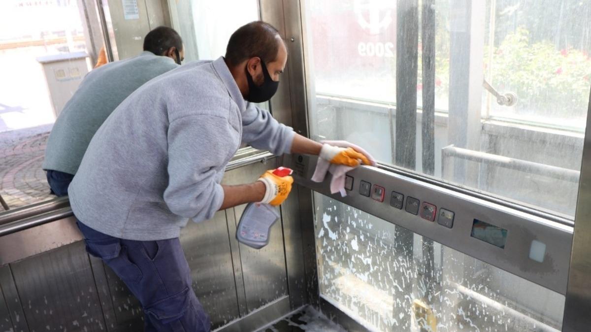 Duraklar ve yaya &uuml;stge&ccedil;itleri dezenfekte ediliyor