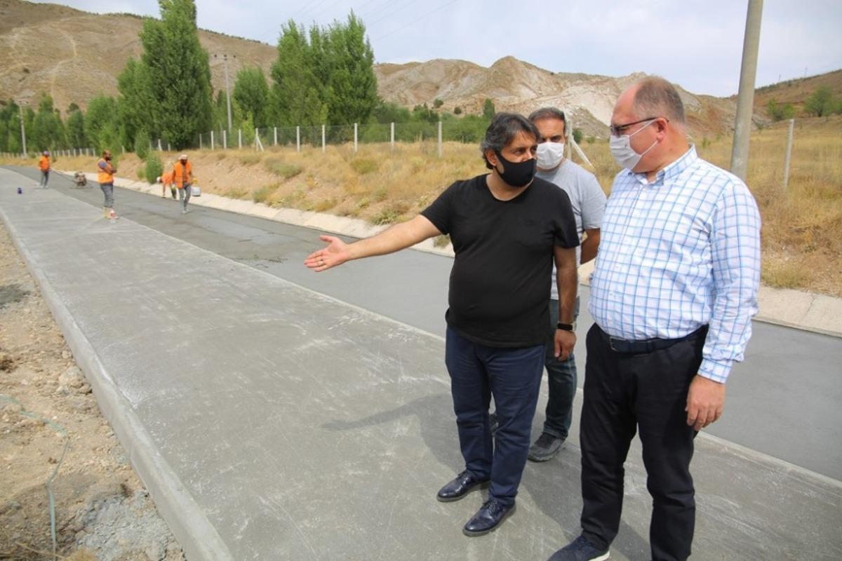 Paşabah&ccedil;e yolunda y&uuml;r&uuml;y&uuml;ş ve bisiklet yolu yapılıyor