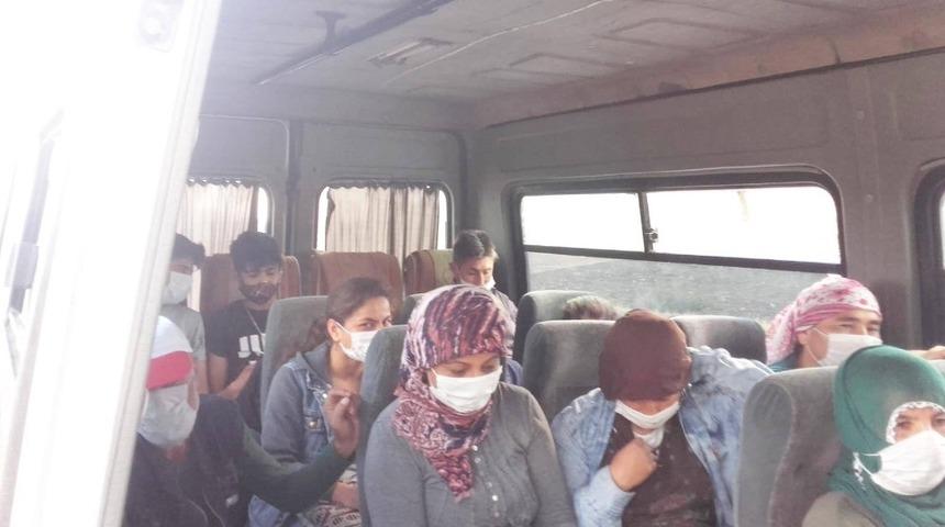 13 kişilik servis aracında 20 kişi taşıyan şof&ouml;r&uuml; jandarma affetmedi