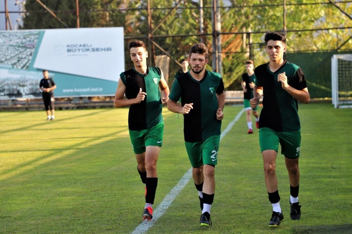 Kocaelispor U19 lige B&uuml;y&uuml;kşehir spor tesislerinde hazırlanıyor