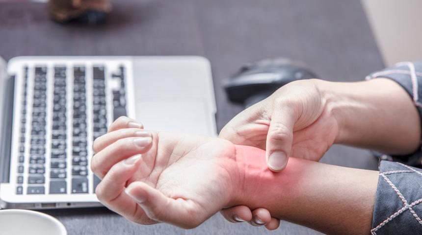 Sürekli masa başında çalışanlara karpal tünel uyarısı: Poşet bile taşıyamayabilirsiniz