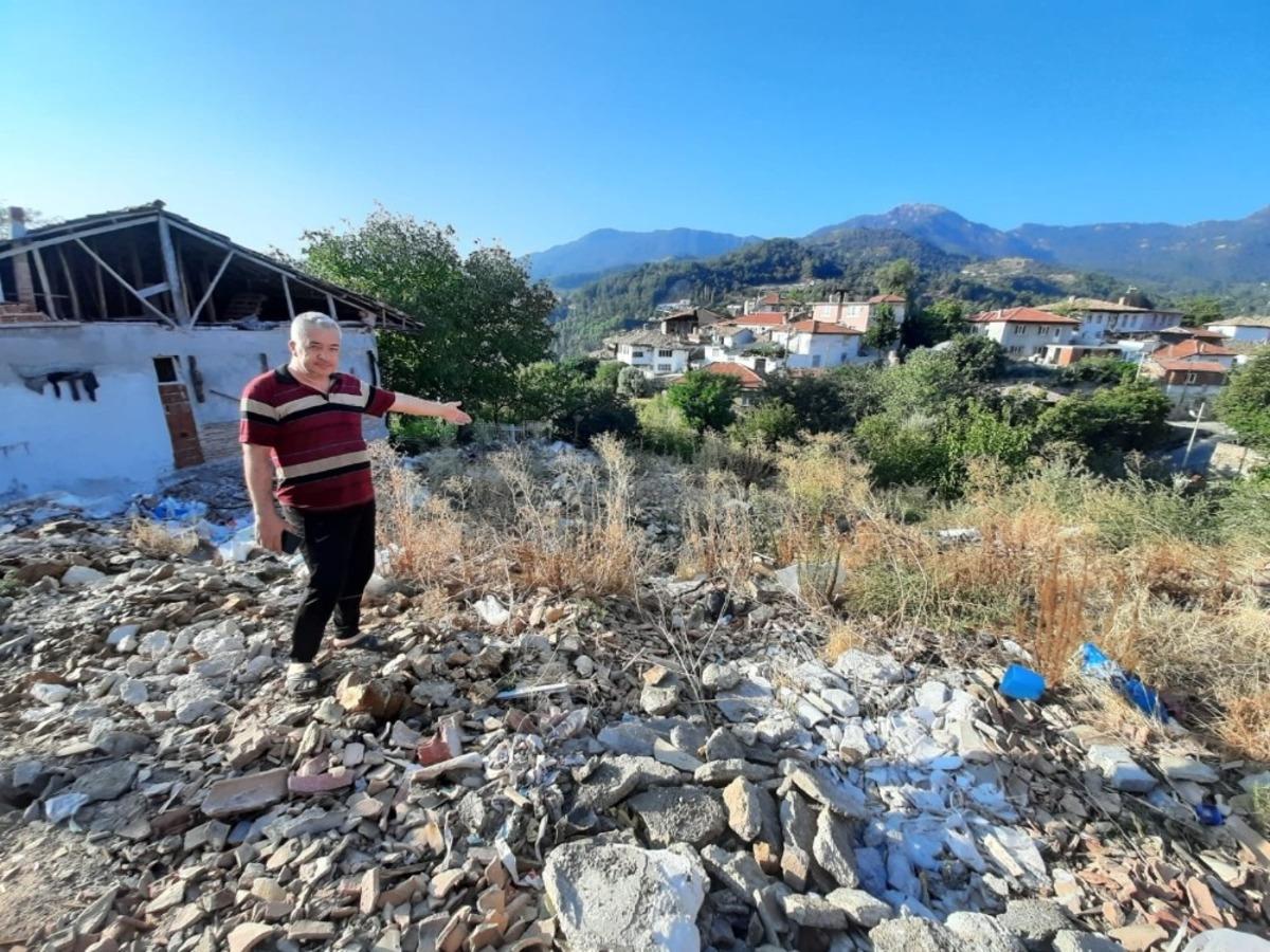 Yıkılan ev 2 yıldır &ccedil;&ouml;pl&uuml;k g&ouml;r&uuml;nt&uuml;s&uuml; oluşturuyor