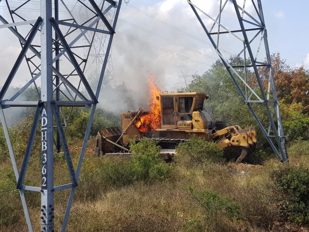 Kocaeli&rsquo;de yanan iş makinesi ağa&ccedil;lık alanı tutuşturdu