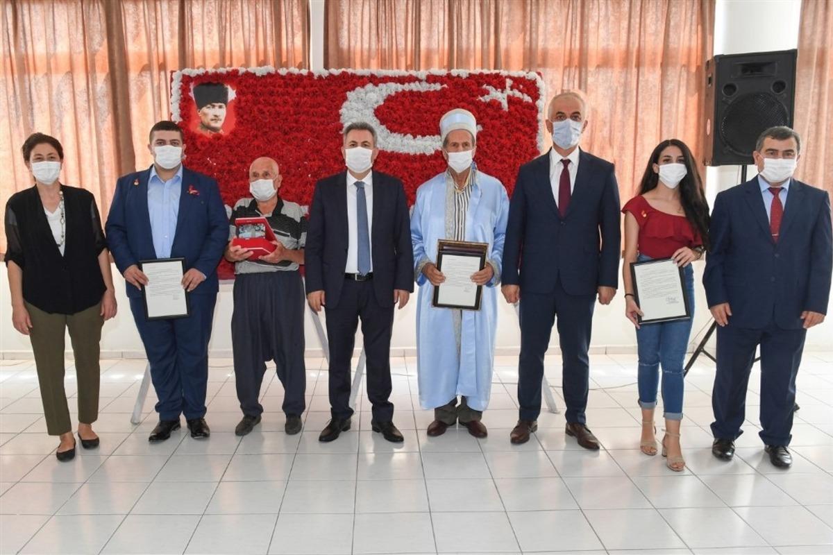 Adana&rsquo;da yılın ahisine plaket verildi