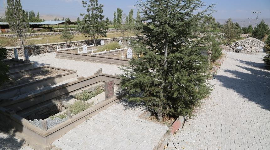 Sindelh&ouml;y&uuml;k Mahalle Mezarlığındaki parke &ccedil;alışması devam ediyor