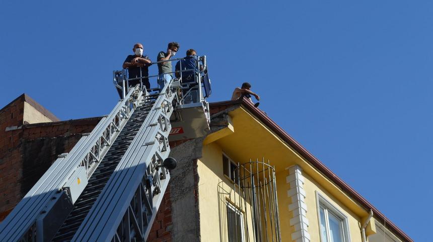Elazığ'da intihar etmek i&ccedil;in &ccedil;atıya &ccedil;ıktı, polis ikna etti