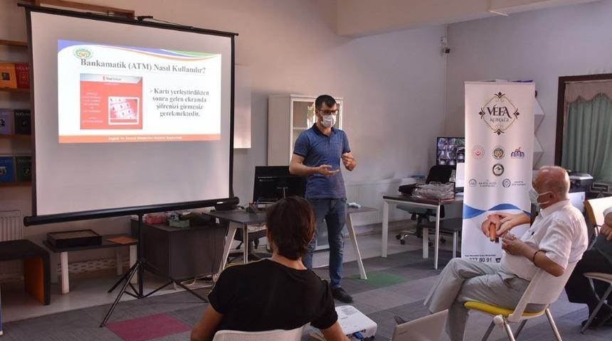 Yaşlılara &ldquo;Akıllı Telefon Kullanılabilirlik Eğitimi&rdquo; veriliyor