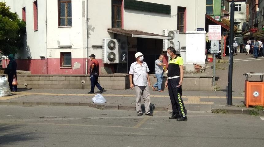 Otomobil yayaya &ccedil;arpıp ka&ccedil;tı