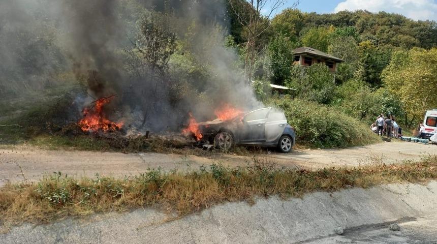 Sakarya’da seyir halindeki araç alev topuna döndü