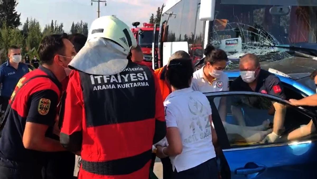 Ara&ccedil;ta sıkışan kadını itfaiye kurtardı