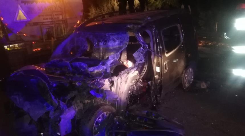 Sulama yapan tankere &ccedil;arpan aracın s&uuml;r&uuml;c&uuml;s&uuml; hayatını kaybetti