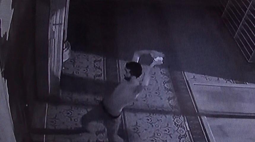 G&uuml;&ccedil;l&uuml;kle durdurulabildi! Kocaeli'de şizofren hastası adam camiyi kırıp d&ouml;kt&uuml;