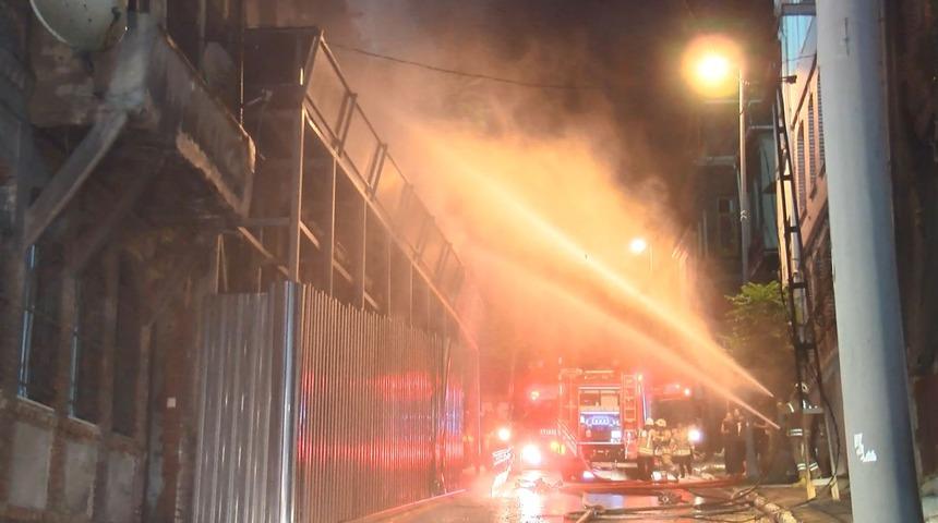 Beyoğlu'nda metruk binada yangın
