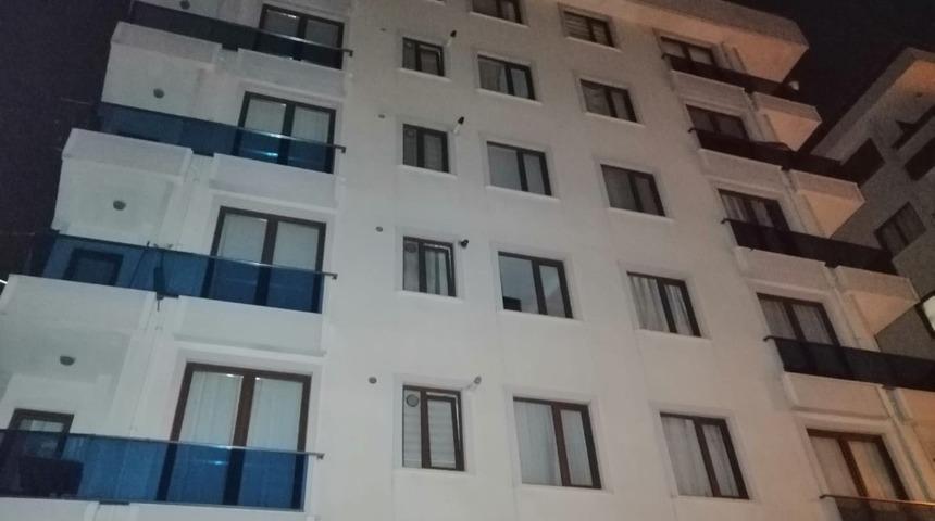 Sancaktepe&rsquo;de 6 katlı binanın temeli oynadı bina sakinleri tahliye edildi