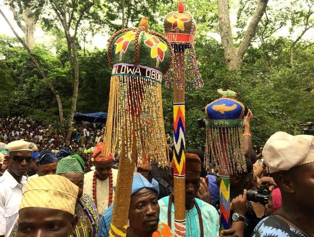 Her yıl düzenlenen Osun-Osogbo Festivali'ne binlerce kişi katılıyor