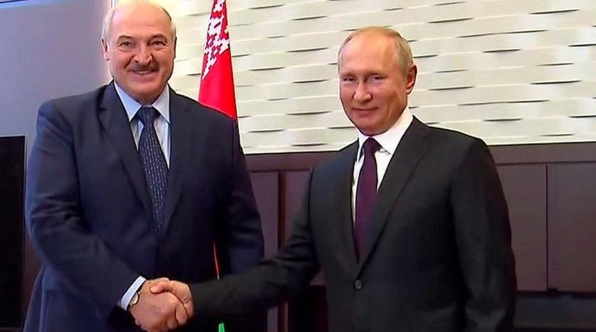 Belarus'ta g&ouml;steriler s&uuml;rerken Lukaşenko Putin'den 1.5 milyar dolarlık kredi aldı